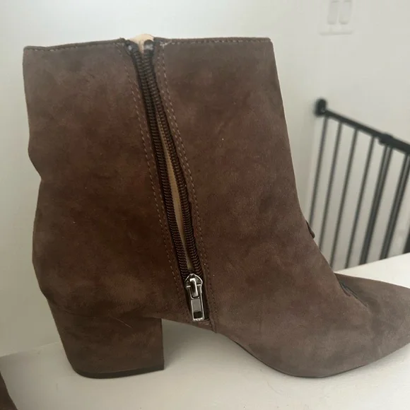 Embroidered Steven Boots! Perfect for fall 🍂 - Picture 3 of 5